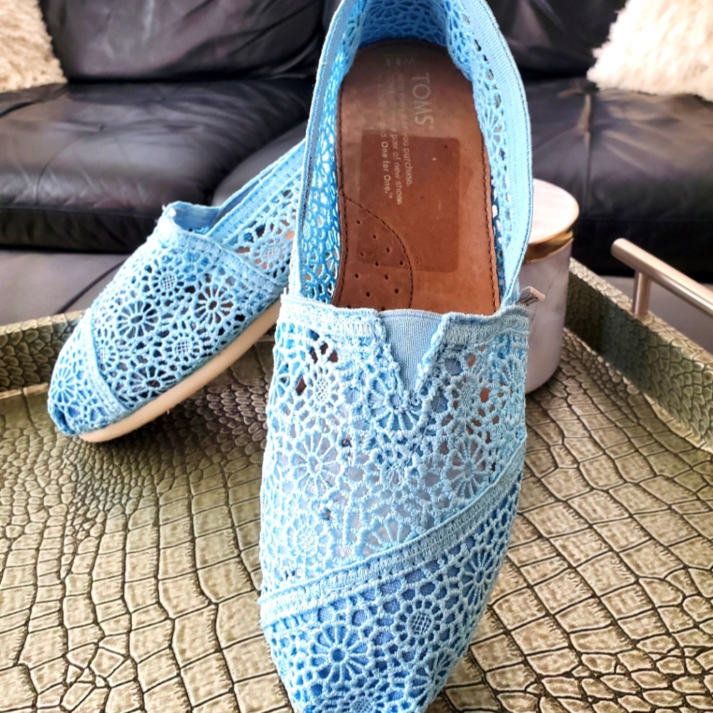 TOMS embroidered lace shoes. light blue, size 8.5 Great condition!